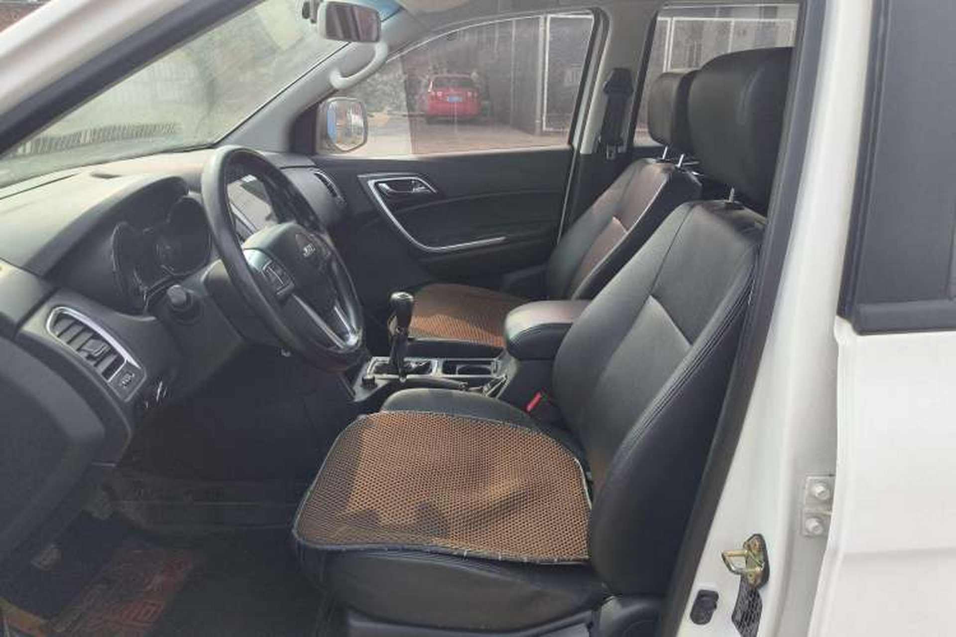 Used JMC Yuhu 5 2018 2.4T Classic Edition Diesel Manual 4x4 Luxury Version JX4D24A5L Interior 2