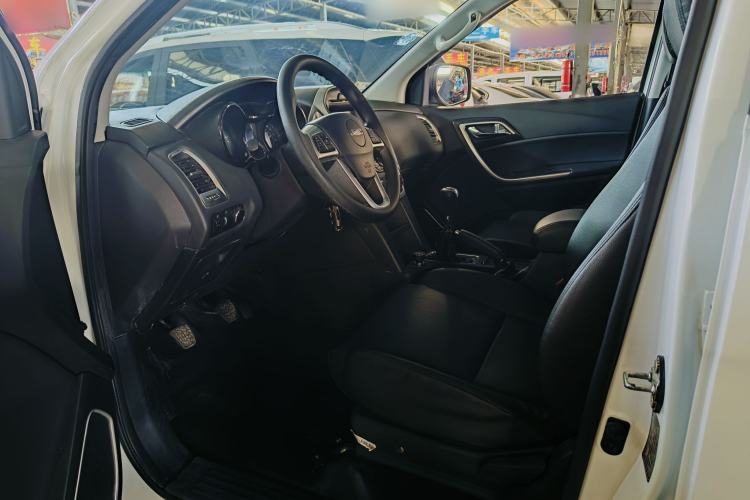 Used JMC Yuhu 5 2018 2.4T Classic Edition Diesel Manual 4x4 Luxury Long-Wheelbase JX4D24A5L Interior 3