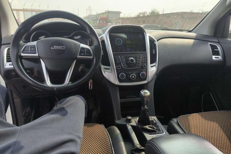Used JMC Yuhu 5 2018 2.4T Classic Edition Diesel Manual 4x4 Luxury Version JX4D24A5L Interior 3