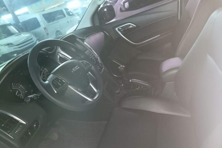 Used JMC Yuhu 5 2018 2.4T Classic Edition Diesel Manual 4x4 Luxury Long-Wheelbase JX4D24A5L Interior 9