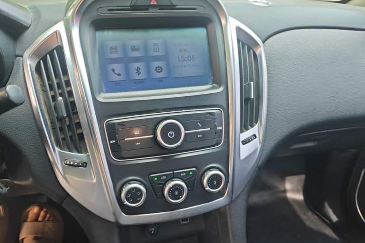 Used JMC Yuhu 5 2019 2.0T Diesel Manual Two-Wheel Drive Enhanced Version China VI Standard Long Wheelbase Audio And AC Panel
