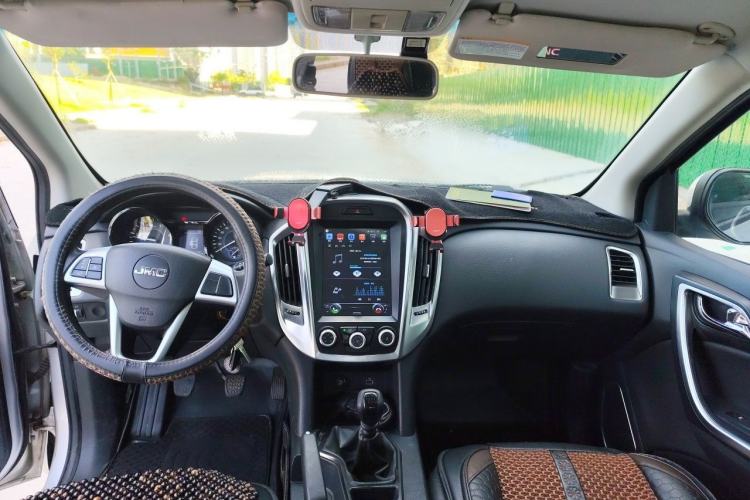 Used JMC Yuhu 5 2019 2.0T Diesel Manual Two-Wheel Drive Entry-Level China VI Standard Center Console