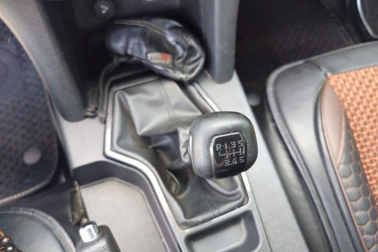 Used JMC Yuhu 5 2019 2.0T Diesel Manual Two-Wheel Drive Entry-Level China VI Standard Gear Lever