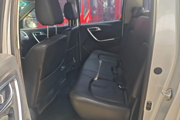 Used JMC Yuhu 5 2019 2.0T Diesel Manual Two-Wheel Drive Enhanced Version China VI Standard Long Wheelbase Left Rear Seat