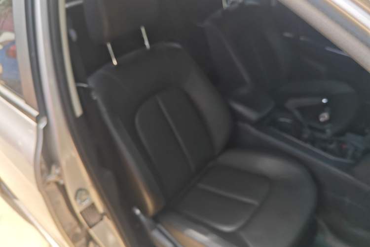 Used JMC Yuhu 5 2019 2.0T Diesel Manual Two-Wheel Drive Enhanced Version China VI Standard Long Wheelbase Right Front Seat