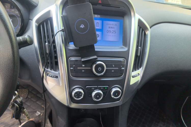 Used JMC Yuhu 5 2019 2.0T Diesel Manual 4x4 Advanced China VI Standard Audio And AC Panel