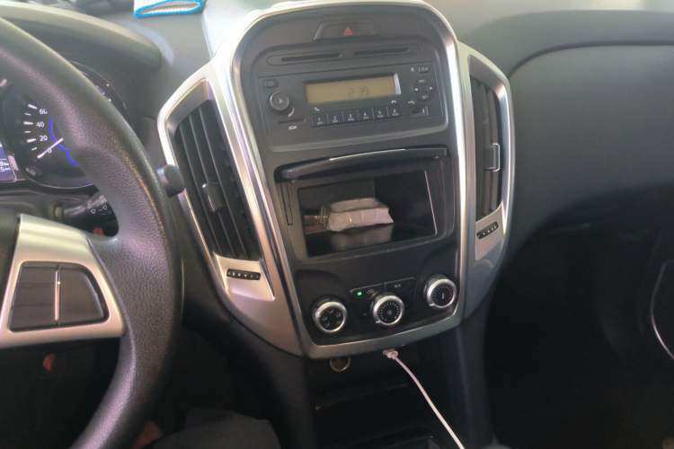 Used JMC Yuhu 5 2019 2.0T Diesel Manual 4x4 Advanced China VI Standard Audio And AC Panel