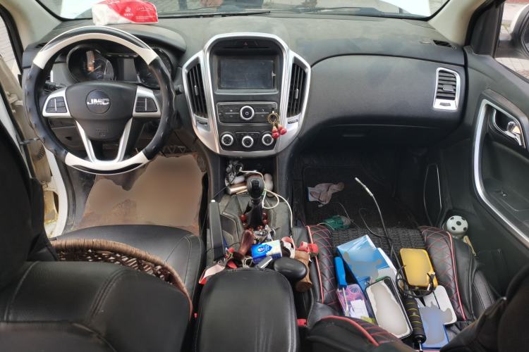 Used JMC Yuhu 5 2019 2.0T Diesel Manual Two-Wheel Drive Entry-Level China VI Standard Center Console