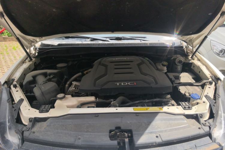 Used JMC Yuhu 5 2019 2.0T Diesel Manual 4x4 Advanced China VI Standard Engine Bay