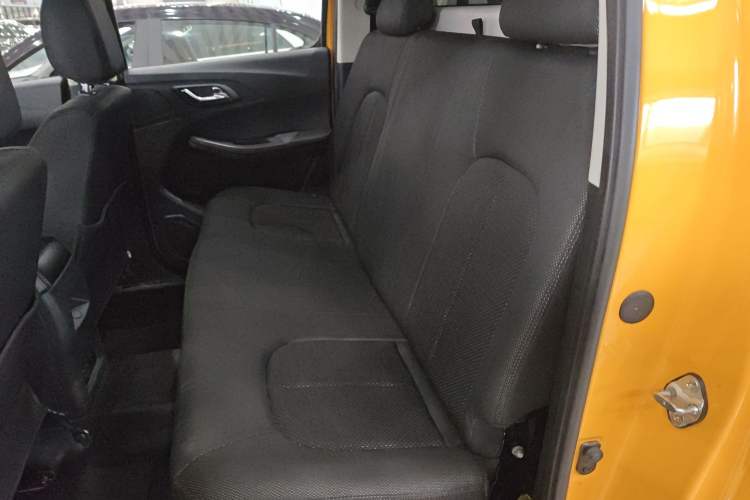 Used JMC Yuhu 5 2019 2.0T Diesel Manual Two-Wheel Drive Classic China VI Standard Interior 1