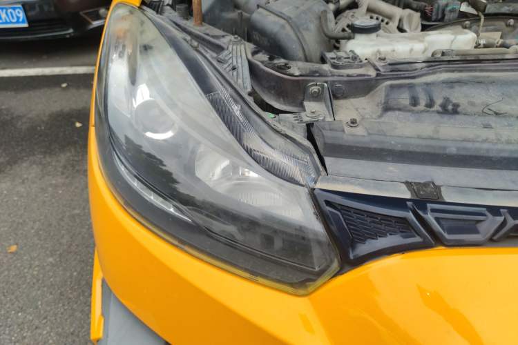Used JMC Yuhu 5 2019 2.0T Diesel Manual Two-Wheel Drive Enhanced Version China VI Standard Long Wheelbase Right Front Headlight