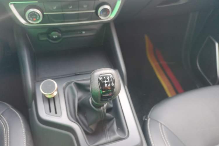 Used JMC Yuhu 7 2022 2.0T Manual Diesel Two-Wheel Drive Comfort Plus Long Wheelbase Gear Lever