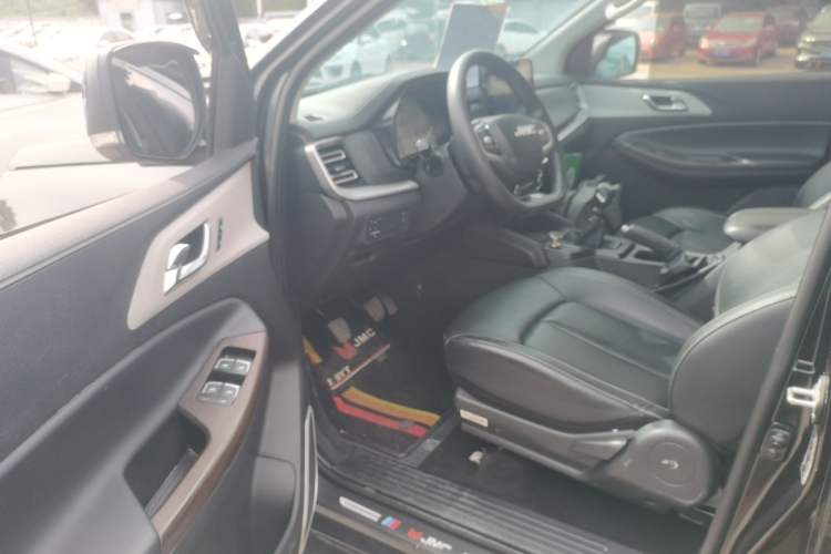 Used JMC Yuhu 7 2022 2.0T Manual Diesel Two-Wheel Drive Comfort Plus Long Wheelbase Interior 3
