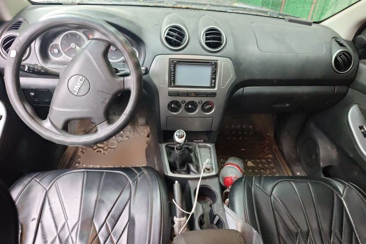 Used JMC Yuhu 7 2012 2.4T Two-Wheel Drive Manual Standard Edition JX4D24 Center Console