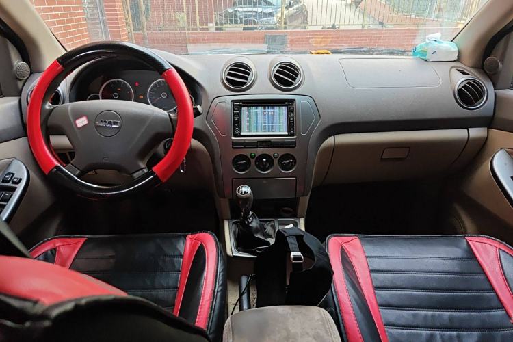 Used JMC Yuhu 7 2012 2.4T Two-Wheel Drive Manual Standard Edition JX4D24 Center Console