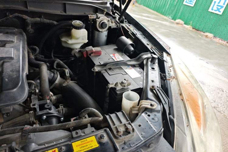 Used JMC Yuhu 7 2012 2.4T Two-Wheel Drive Manual Standard Edition JX4D24 Engine Bay Left