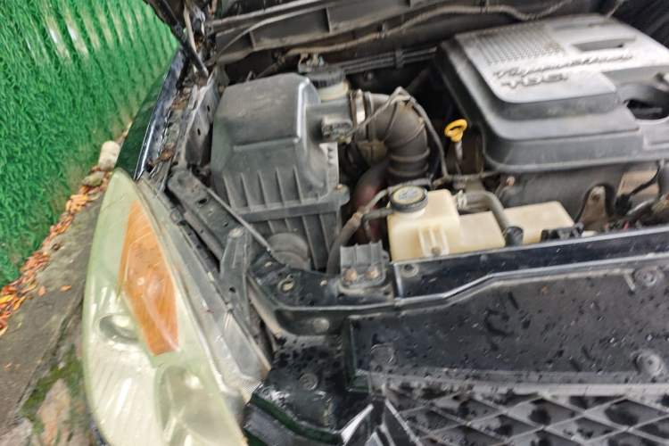 Used JMC Yuhu 7 2012 2.4T Two-Wheel Drive Manual Standard Edition JX4D24 Engine Bay Right