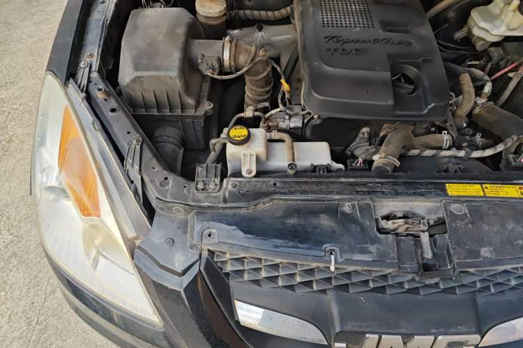 Used JMC Yuhu 7 2012 2.4T Two-Wheel Drive Manual Standard Edition JX4D24 Engine Bay Right