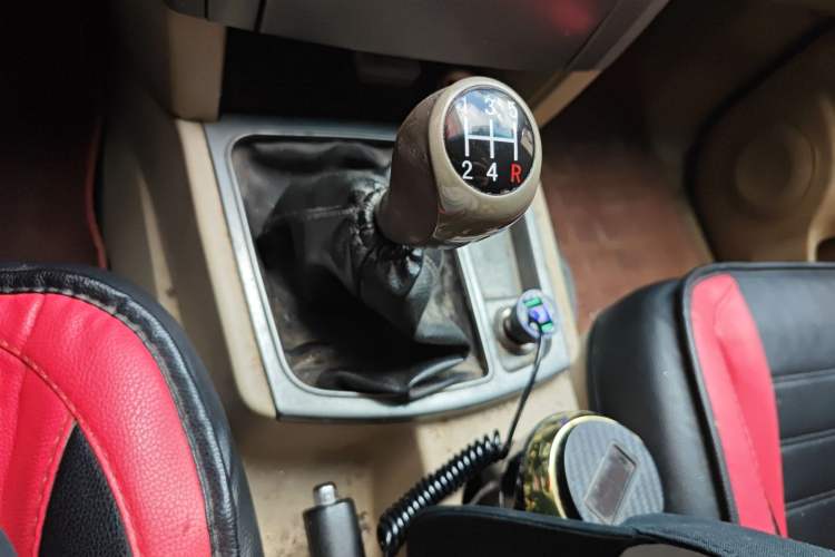 Used JMC Yuhu 7 2012 2.4T Two-Wheel Drive Manual Standard Edition JX4D24 Gear Lever