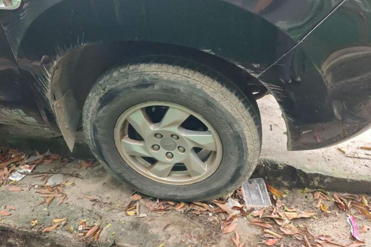 Used JMC Yuhu 7 2012 2.4T Two-Wheel Drive Manual Standard Edition JX4D24 Right Front Wheel Hub