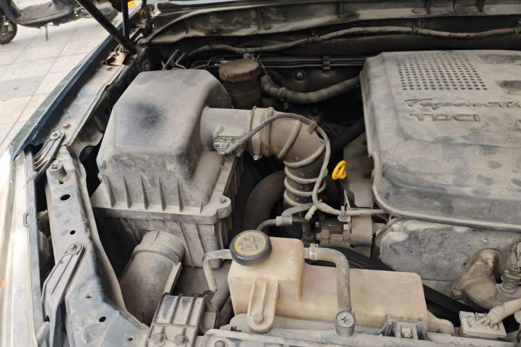 Used JMC Yuhu 7 2012 2.4T Four-Wheel Drive Manual Standard Edition JX4D24 Engine Bay Right