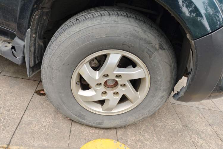 Used JMC Yuhu 7 2012 2.4T Four-Wheel Drive Manual Standard Edition JX4D24 Right Front Wheel Hub