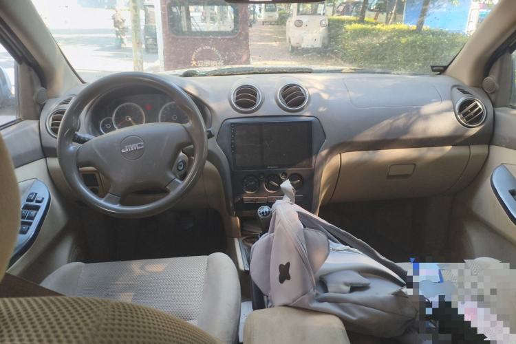 Used JMC Yuhu 7 2012 2.4L Two-Wheel Drive Manual Standard Edition 4G69 Center Console