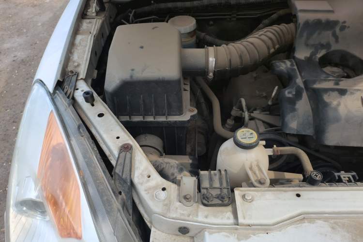 Used JMC Yuhu 7 2012 2.4L 4x4 Manual Standard Edition 4G69 Engine Bay Right