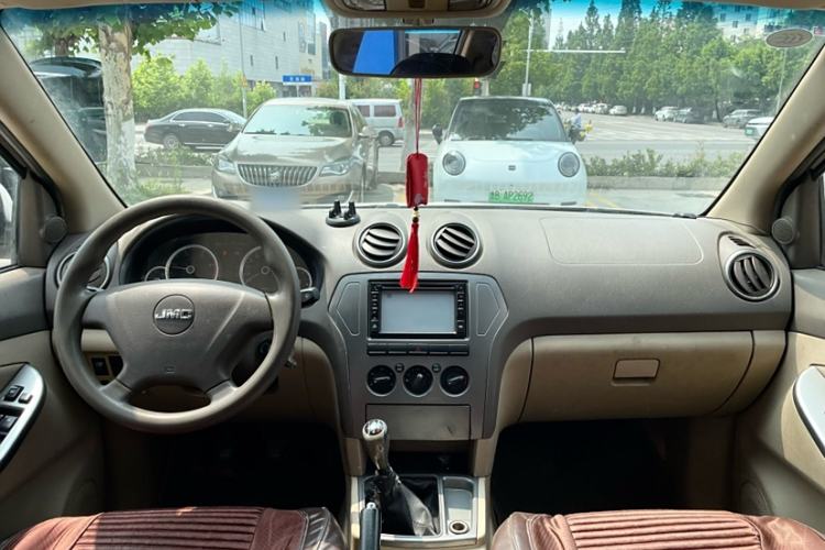 Used JMC Yuhu 7 2012 2.4T Two-Wheel Drive Manual Standard Edition JX4D24 Interior 2