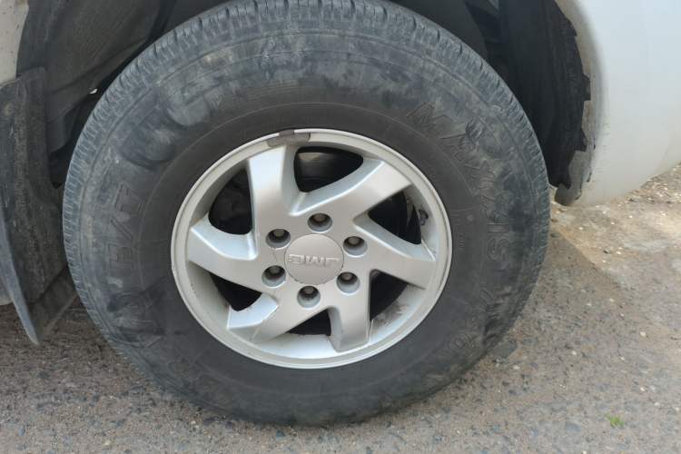 Used JMC Yuhu 7 2012 2.4L 4x4 Manual Standard Edition 4G69 Right Front Wheel Hub