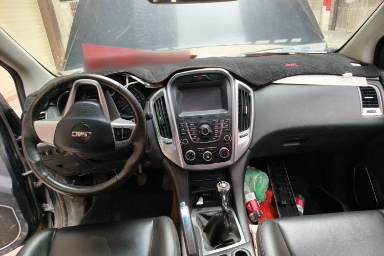 Used JMC Yuhu 7 2016 2.4T Two-Wheel Drive Luxury Edition JX4D24 Center Console