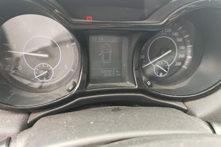 Used JMC Yuhu 7 2016 2.4T Four-Wheel Drive Luxury Edition JX4D24 Odometer Close Up