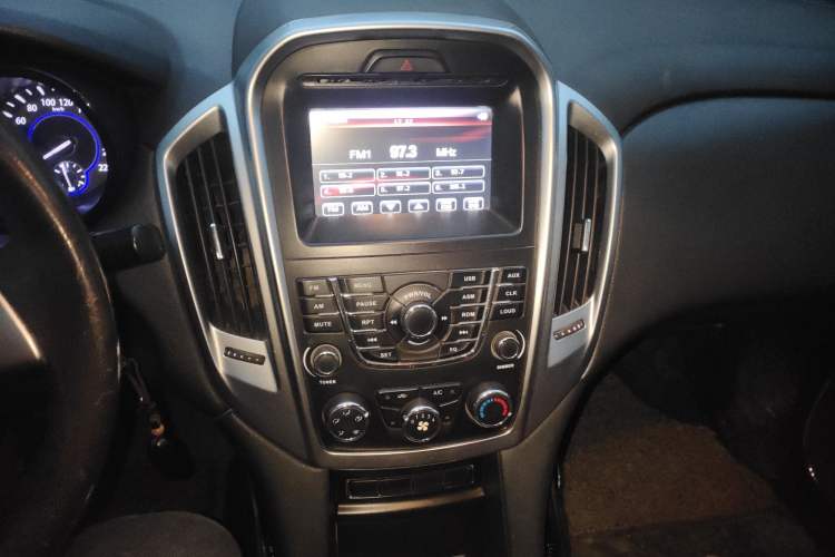Used JMC Yuhu 7 2016 2.4T Two-Wheel Drive Luxury Edition JX4D24 Audio And AC Panel