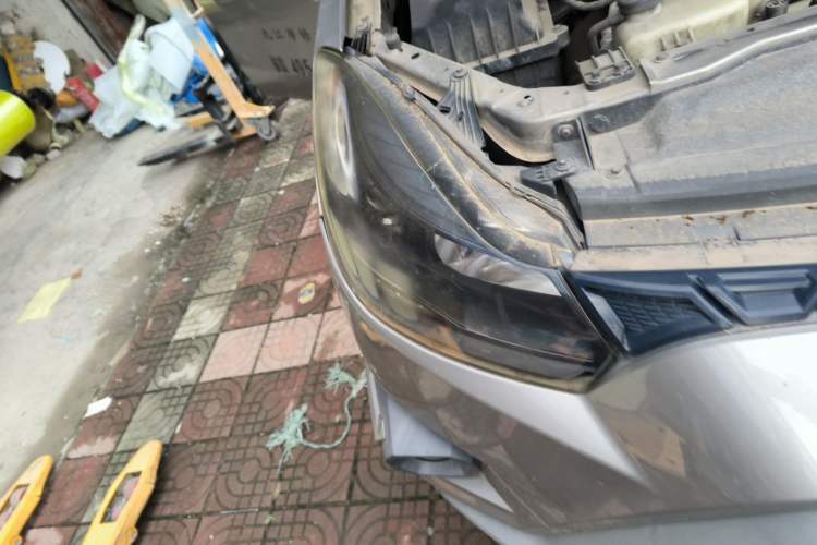 Used JMC Yuhu 7 2016 2.4L Four-Wheel Drive Ultra-Luxury 4G69 Right Front Headlight