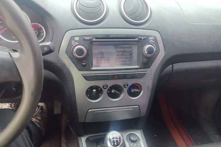 Used JMC Yuhu 7 2016 2.4L Four-Wheel Drive Luxury Version 4G69 Audio And AC Panel