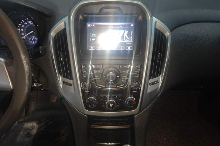Used JMC Yuhu 7 2016 2.4T Two-Wheel Drive Luxury Edition JX4D24 Audio And AC Panel