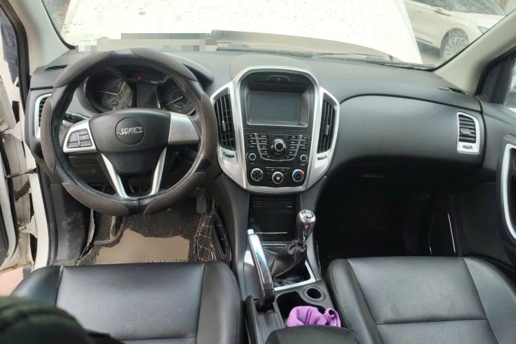 Used JMC Yuhu 7 2016 2.4T Four-Wheel Drive Luxury Edition JX4D24 Center Console