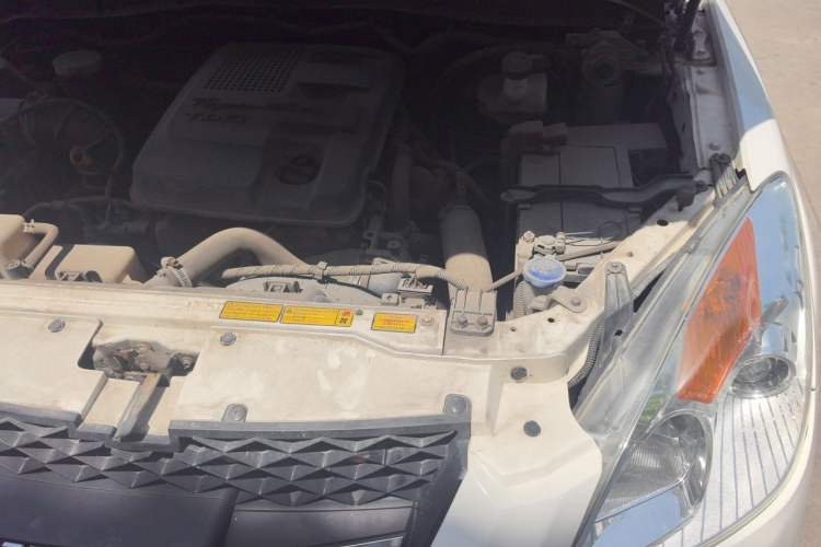 Used JMC Yuhu 7 2016 2.4T Four-Wheel Drive Luxury Edition JX4D24 Engine Bay Left