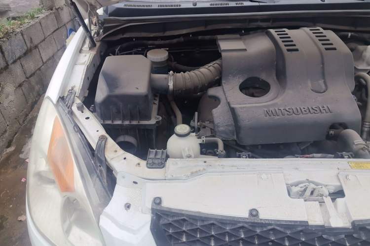 Used JMC Yuhu 7 2016 2.4L Four-Wheel Drive Luxury Version 4G69 Engine Bay Right