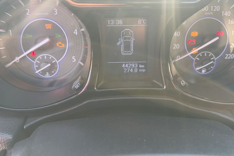 Used JMC Yuhu 7 2016 2.4T Four-Wheel Drive Luxury Edition JX4D24 Odometer Close Up