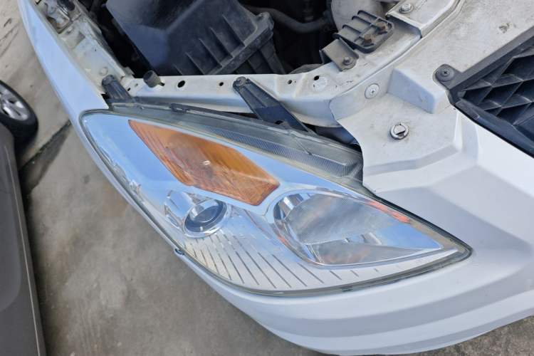 Used JMC Yuhu 7 2016 2.4L Two-Wheel Drive Luxury Version 4G69 Right Front Headlight