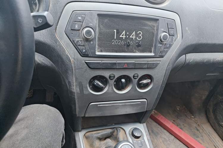 Used JMC Yuhu 7 2016 2.4L Four-Wheel Drive Luxury Version 4G69 Audio And AC Panel