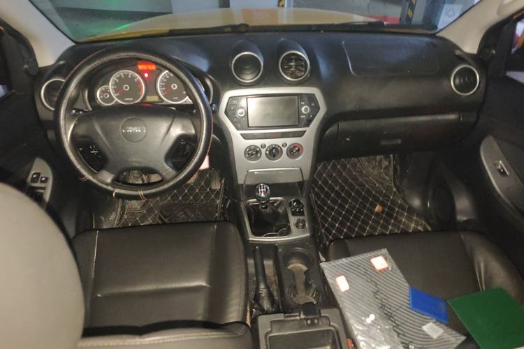 Used JMC Yuhu 7 2016 2.4L Four-Wheel Drive Luxury Version 4G69 Interior 2