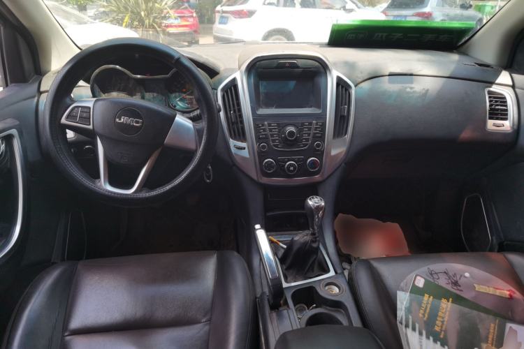 Used JMC Yuhu 7 2017 2.4T Classic Edition Diesel 4x4 Luxury Version JX4D24A5L Center Console