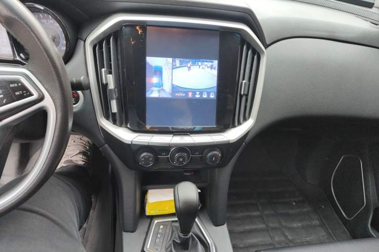 Used JMC Yuhu 7 2017 2.0T Gasoline Automatic 4x4 Luxury Edition JX4G20A5L Audio And AC Panel
