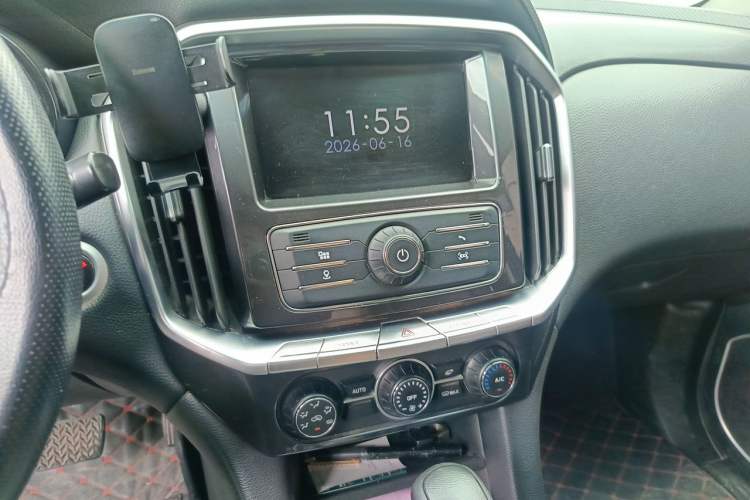 Used JMC Yuhu 7 2017 2.0T Gasoline Automatic 4x4 Ultra-Luxury Version JX4G20A5L Audio And AC Panel