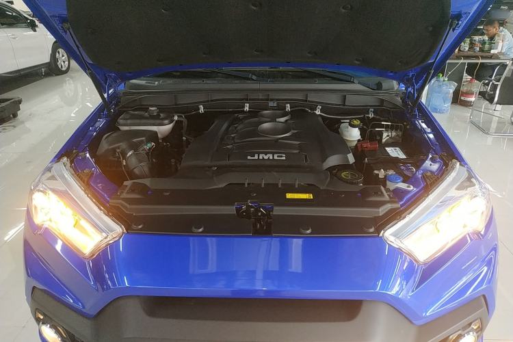 Used JMC Yuhu 7 2017 2.0T Gasoline Automatic 4x4 Luxury Edition JX4G20A5L Engine Bay