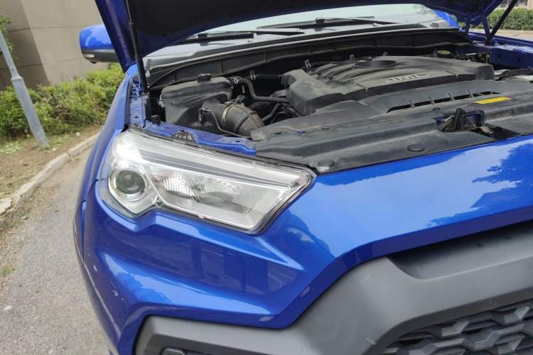Used JMC Yuhu 7 2017 2.0T Gasoline Automatic 4x4 Luxury Edition JX4G20A5L Engine Bay Right
