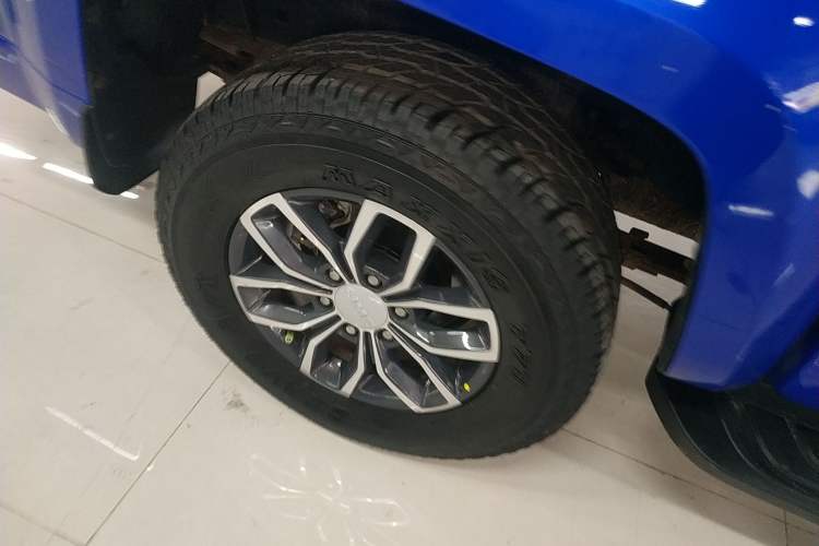Used JMC Yuhu 7 2017 2.0T Gasoline Automatic 4x4 Luxury Edition JX4G20A5L Exterior 2