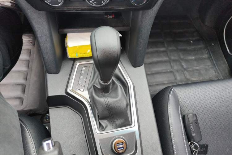 Used JMC Yuhu 7 2017 2.0T Gasoline Automatic 4x4 Luxury Edition JX4G20A5L Gear Lever
